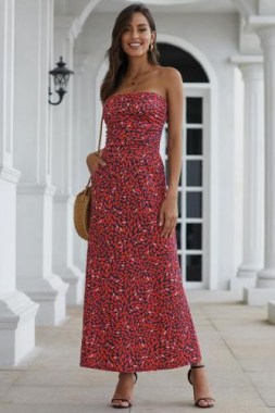 Vestido largo strapless con estampado de flores color rojo